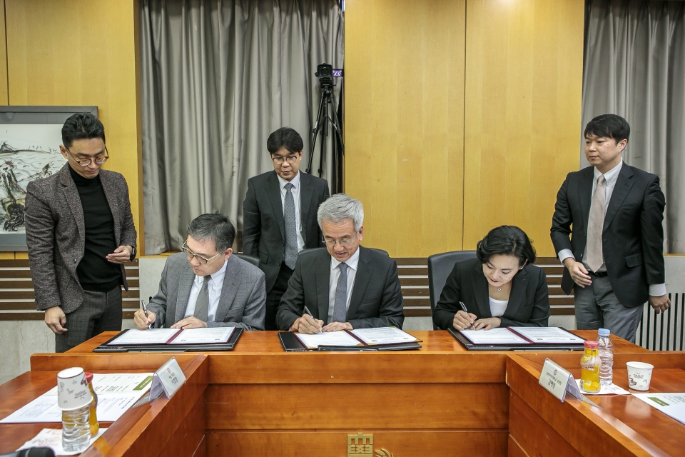 경희사이버대학교는 경희대학교와 지난 2018년 11월 13일 양교 연계 협력 협약을 체결했다.