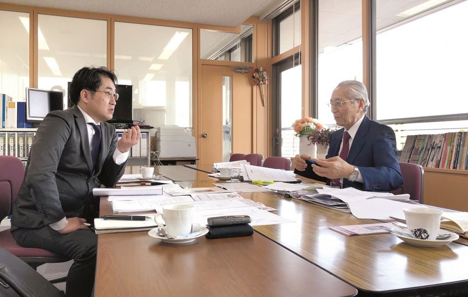 천경파 한일문화·산업교류협회 상임이사(이사장 특별보좌역, 사진 왼쪽)가 야마나카 요시히로 회장 집무실에서 인터뷰를 하고 있다.