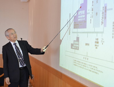 지난해 10월 도쿄 프레지던트 서밋에서 야마나카 회장이 할리우드 학교 현황을 직접 브리핑했다. (사진=한국대학신문 DB)