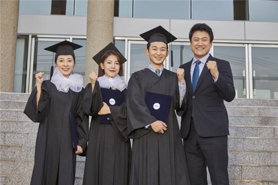 우수한 교육 콘텐츠와 합리적인 등록금 등 사이버대학을 선도하는 서울디지털대는 2018학년도 학위수여식까지 총 3만 3318명으로 국내 최대 졸업생을 배출했다.