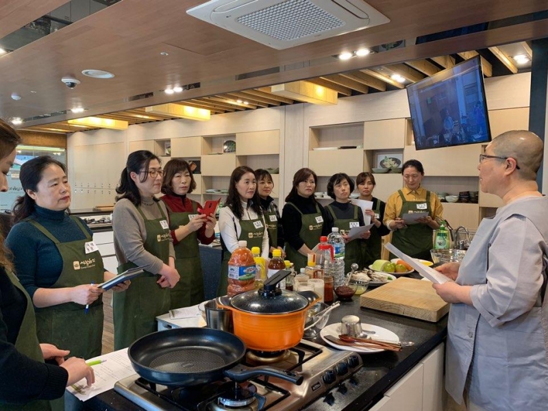 세계사이버대학이 ‘건강 디자이너’ 육성에 적극 나섰다. 3월 사찰음식 특강에 이어 6월에는 홈바리스타 특장을 진행한다.