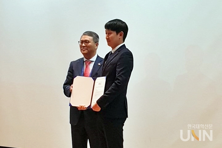 동남보건대학교 전성혁씨(오른쪽)가 논문상을 수상하고 있다.