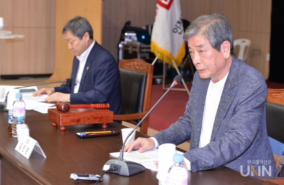 박백범 교육부 차관(왼쪽)과 김진경 국가교육회의 의장. (사진=한명섭 기자)