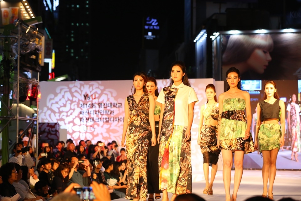와이즈유 패션디자인학과 졸업작품전이 는 8일 부산 중구 패션1번가 광복로 시티 스팟(City Spot)에서 열렸다.