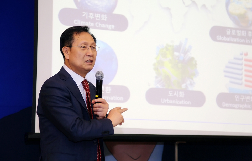 김종갑 한전 사장이 동신대 점프 투게더 토크콘서트에서 '전력산업 주요 이슈와 디지털 변환'을 주제로 강연을 했다.