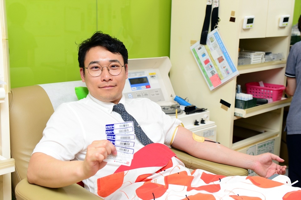 헌혈을 하고 있는 김영재 교수.
