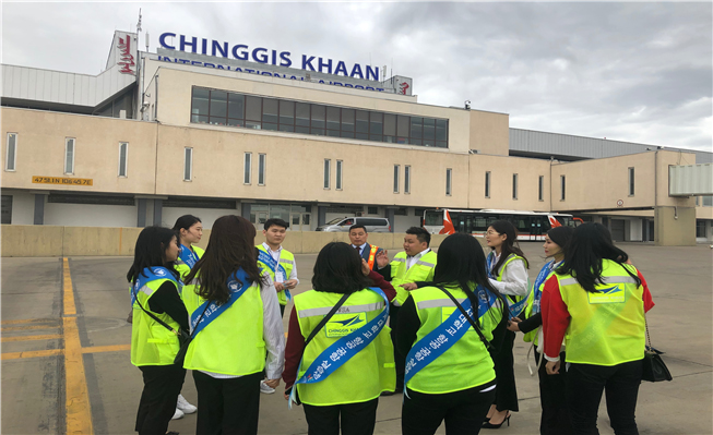 한서대 항공융합학부와 항공학부 학생들이 징기스칸 국제공항에서 보수관리 교육을 받고 있다.