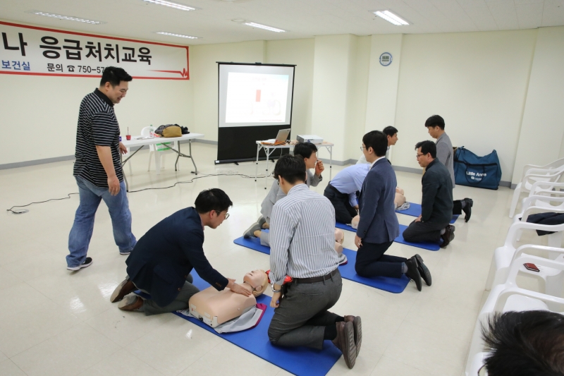가천대 교직원 응급처치교육에서 직원들이 심폐소생술 교육을 받고 있다.