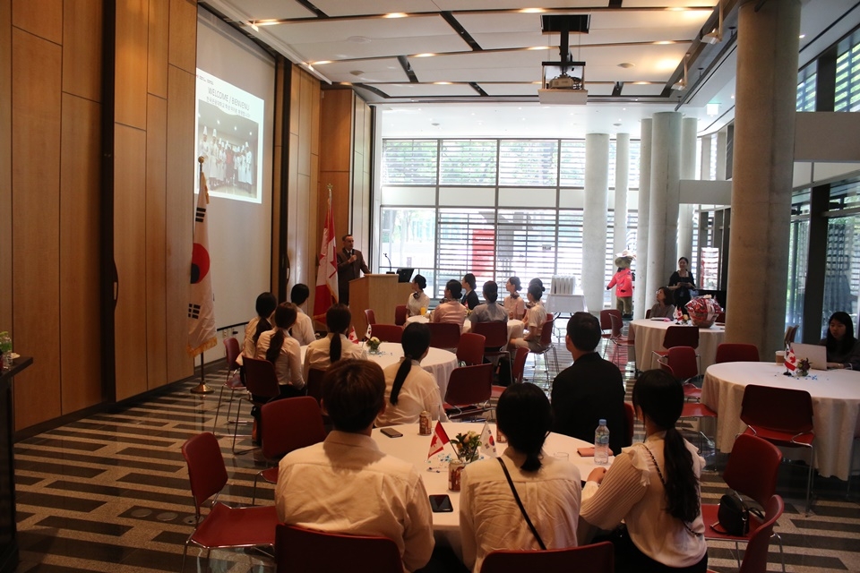 캐나다 대사관을 방문한 학생들이 마이클 대나허 주한 캐나다 대사의 설명을 듣고 있다.
