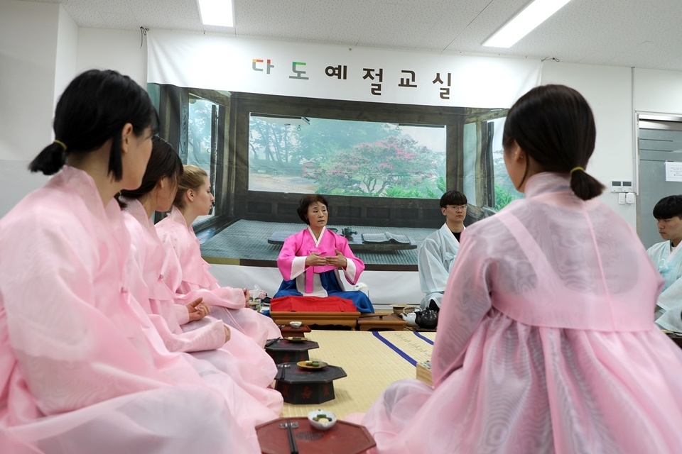 충북보건과학대학교의 품성교육 프로그램 중 하나인 다도 예절교실 수업 모습.