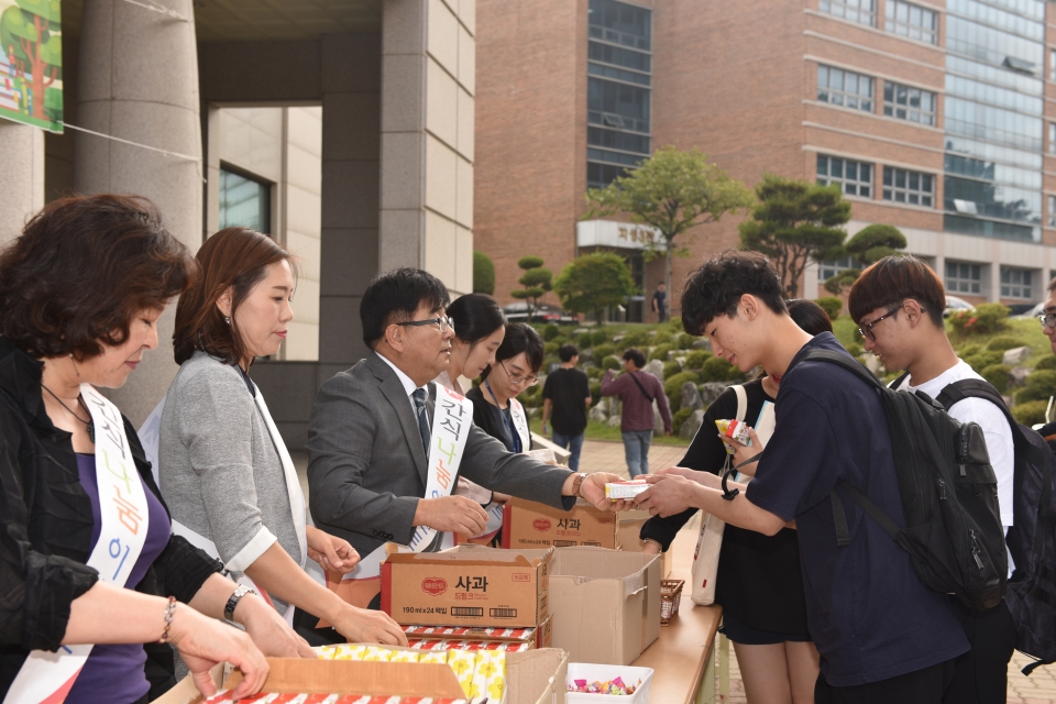 오산대학교 도서관이 기말평가 기간을 맞이해 '도서관 간식 나눔 이벤트'를 진행했다.