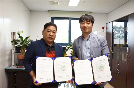 호원대가 고창 장애인복지관에 자동심장충격기를 기증했다(왼쪽부터 정종만 관장, 김진영 교수).