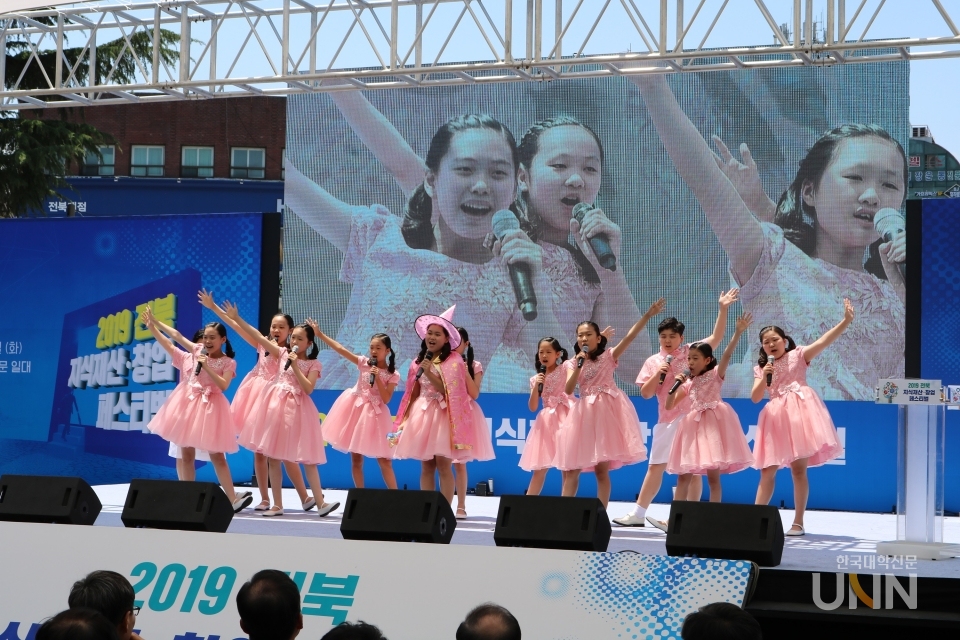 2019 전북 지식재산 창업 페스티벌은 전주KBS어린이합창단의 축하공연으로 청소년이 함께 하는 축제의 장이 됐다. [사진=황정일 기자]