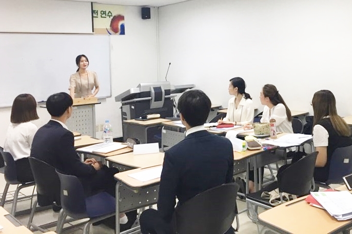 경희대가 12명의 한국어 예비교원을 일본으로 파견한다. 파견에 앞서 학생들이 모의 수업을 하고 있다.