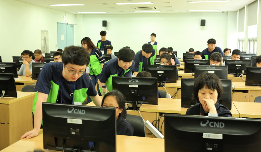 인천재능대학교 컴퓨터정보과 학생들이 장애인들의 정보 활용대회 감독 및 기술지원에 힘쓰고 있다