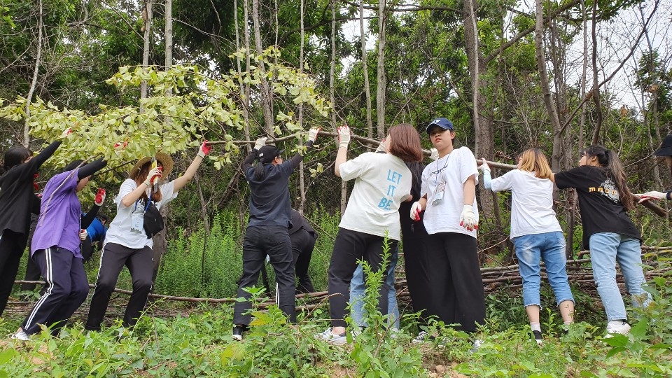 사회봉사센터와 총학생회 학생들이 강릉 산불 피해 현장을 찾아 봉사활동을 했다.
