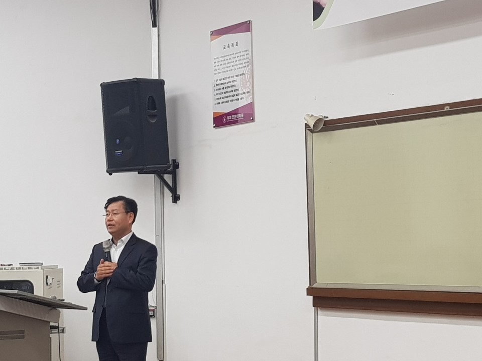 지난달 28일 열린 기초의학 학술대회에서 채수완 전북대 교수가 발표를 하고 있다.