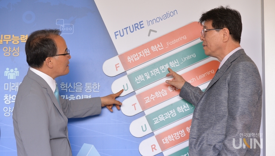 김상진 총장이 최용섭 본지 발행인(오른쪽)과 조선간호대학교의 중장기 발전계획에 대해 이야기를 나누고 있다.