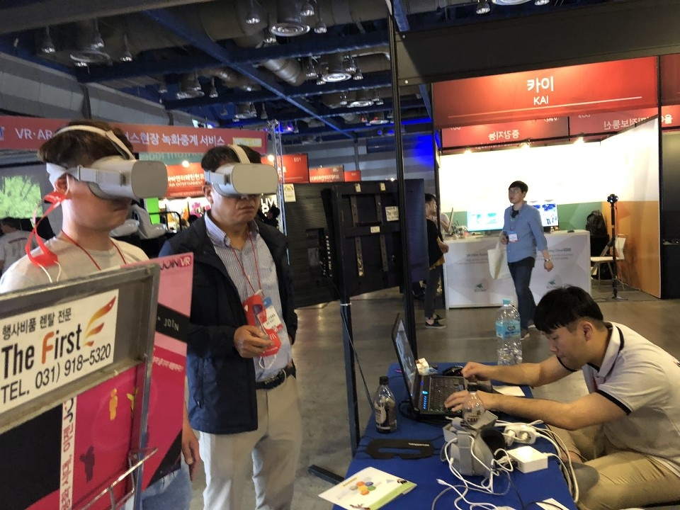 마케팅·지속경영리더십학과의 '가보자' 동아리가 코엑스에서 열린 VR·AR 엑스포에 참가했다.