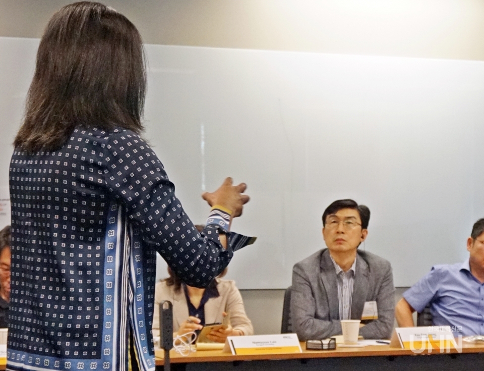 미누 아이프가 정기삼 용인송담대학교 미래혁신처장에게 설명하고 있다. (사진=김의진 기자)