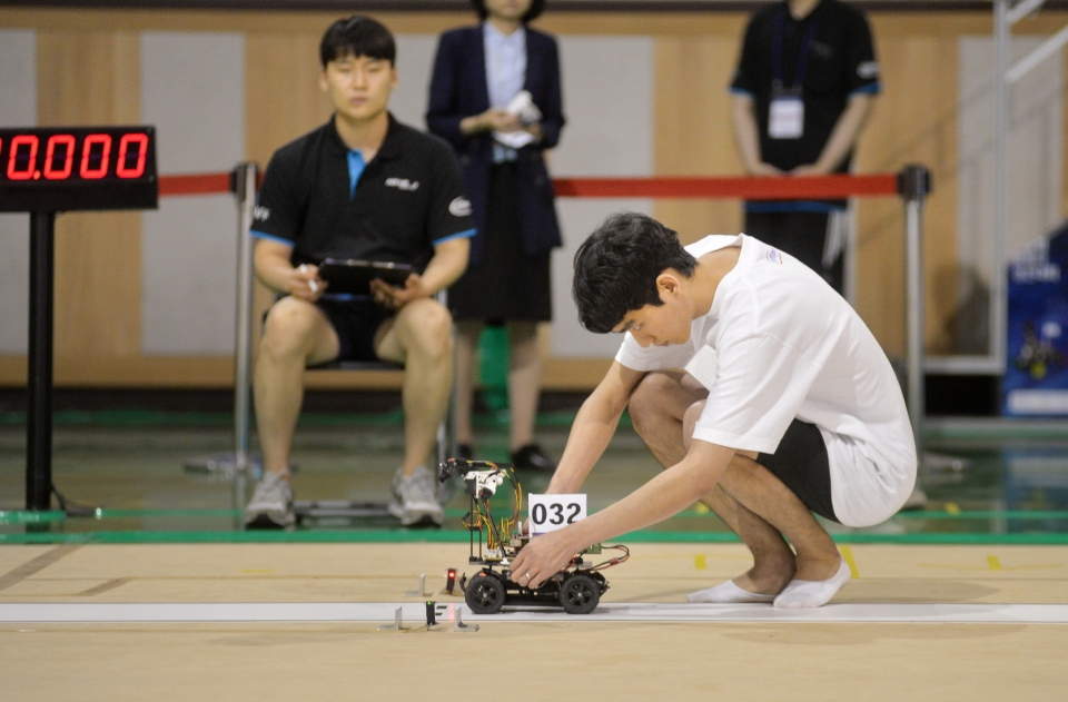 11일 성동구 올림픽체육관에서 지능형자동차 경진대회가 열린다. 사진은 지난해 대회 모습.