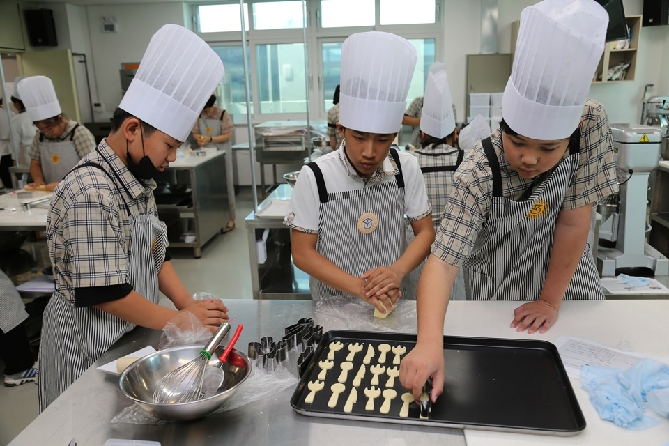 옥천 안내중학교 학생들이 쿠키만들기 체험을 하고 있는 모습.