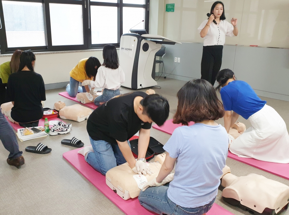 LINC+사업단이 대학 교직원들을 대상으로 심폐소생술 교육을 실시했다.