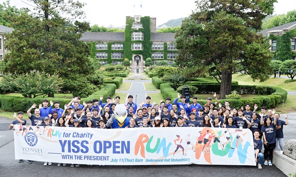 연세대 국제하계대학에 참가한 외국인 학생들이 김용학 총장과 함께 11일에 열린 '총장님과 함께하는 오픈런' 행사에 앞서 기념촬영을 하고 있다.