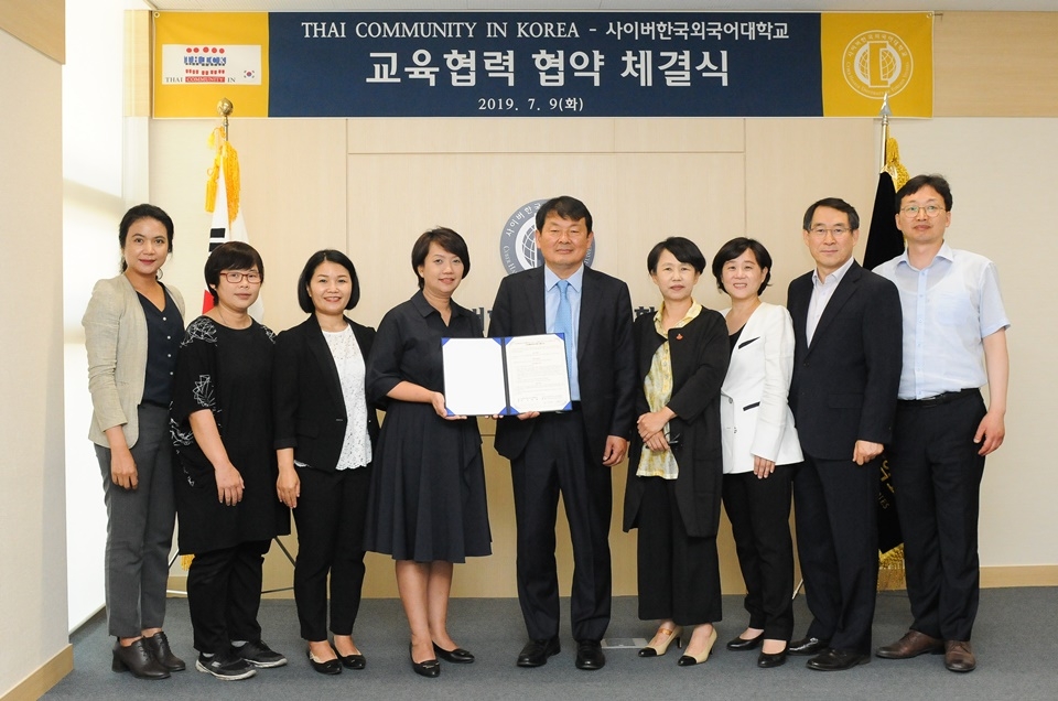 김중렬 총장(가운데)이 협약 체결 후 관계자들과 기념촬영을 했다.