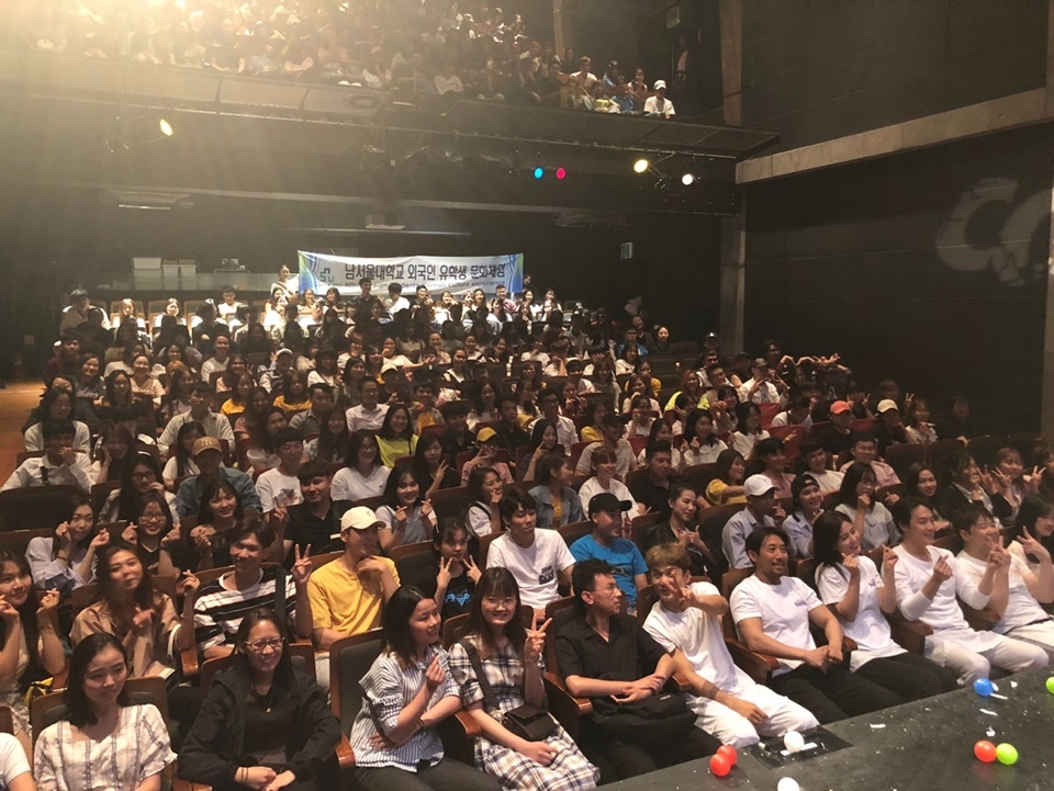 외국인 유학생들이 ‘난타공연’을 관람했다.