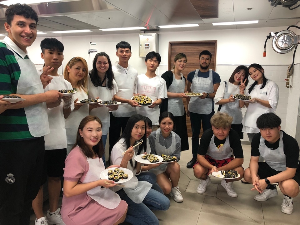 외국인 학생들의 김밥 체험.