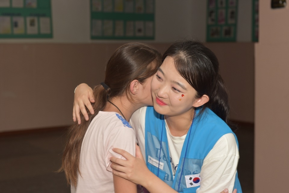 토이테파 1번학교 학생들과 이별의 아쉬움을 나누는 해외봉사단