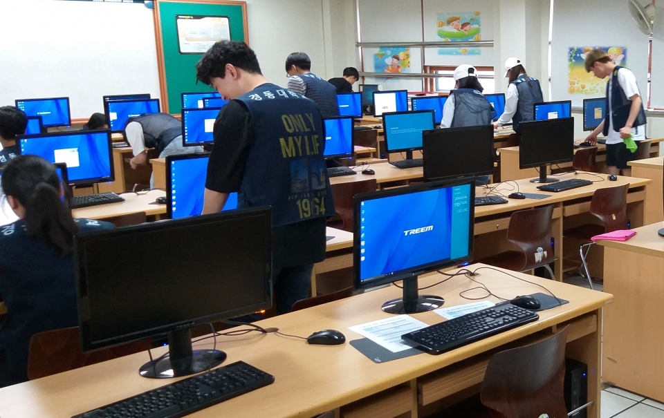 정보보안학과 학생들이 11일 삼숭초등학교에서 PC점검 봉사활동을 펼쳤다.