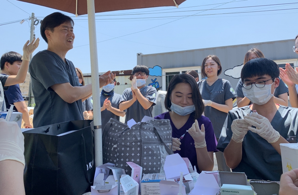 수의료봉사동아리 바이오필리아 학생들이 경기도 안성에서 보호 동물을 위한 의료 봉사활동을 펼쳤다.
