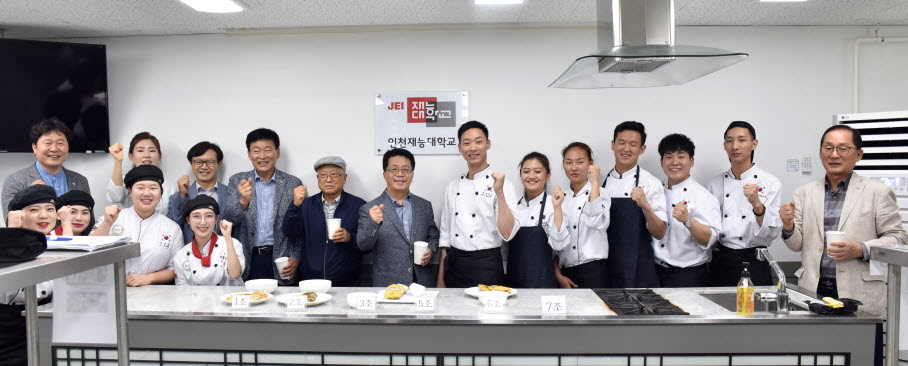 최용규 인천대 이사장(왼쪽에서 8번째)이 인천재능대학교를 방문해 고려인 직업연수 과정을 참관했다