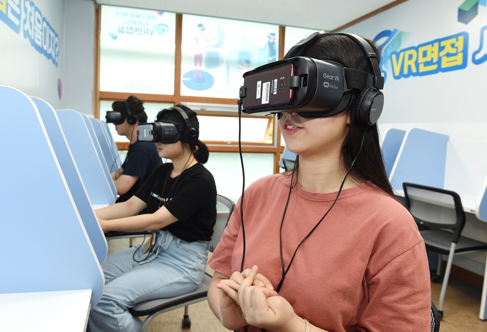 부경대 VR 전용 면접실에서 학생들이 VR 기기를 착용하고 가상 면접을 진행하고 있다.