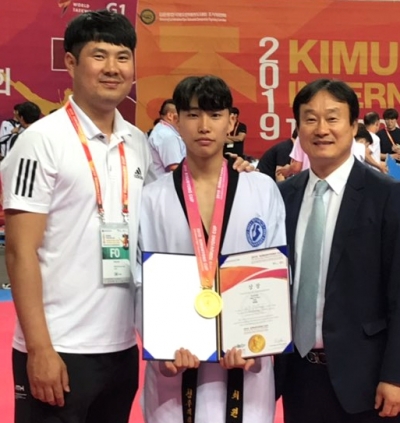 최원철씨(가운데)가 김운용컵 국제오픈태권도대회에서 금메달을 차지했다.