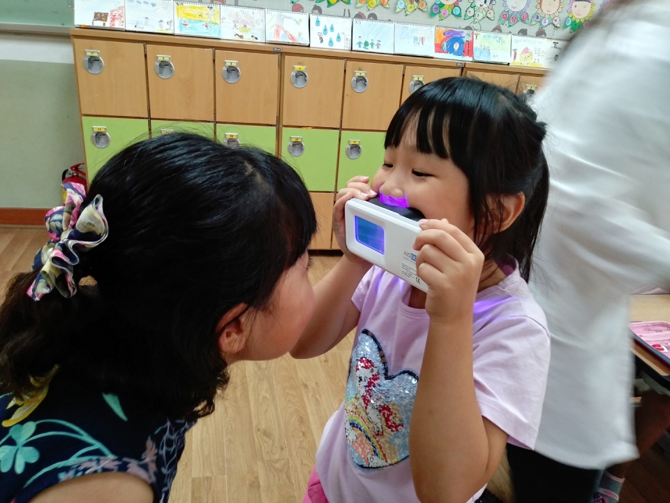 치위생학과 학생들이 주중초 학생의 치아를 검사하고 있다.