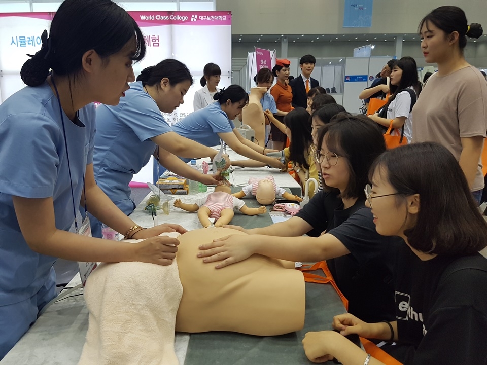 대구보건대학교가 19일부터 2일간 대구 엑스코(EXCO) 1층 전시실에서 열린 진로진학박람회에 참가해 간호사 직업체험 부스를 운영했다.