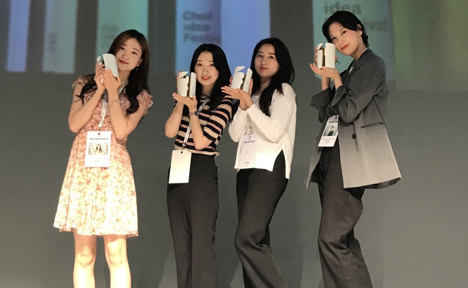 ​제일기획 아이디어 페스티벌에서 이노베이션 부문 금상을 수상한 광고홍보학과 학생들(왼쪽부터 표엄지·임성은·강지영·정지원).​