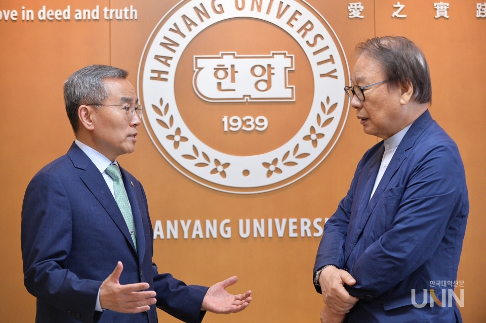 (왼쪽부터)김우승 총장과 이인원 본지 회장