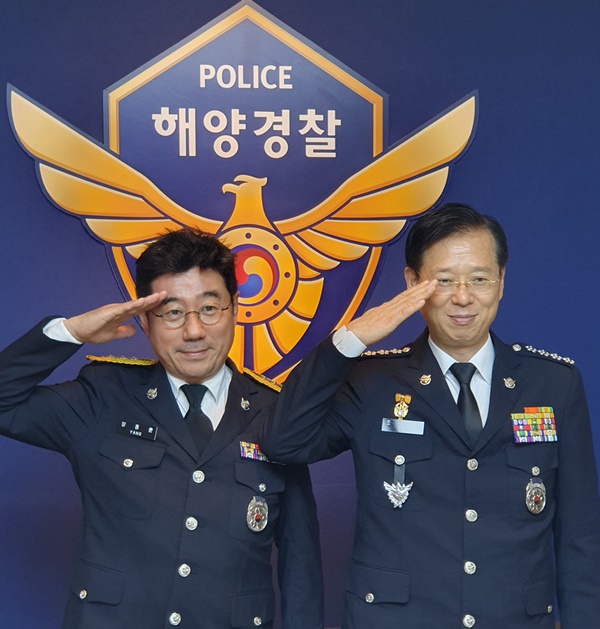 양종훈 교수(왼쪽)가 해양경찰 명예 경정 임명식 후 조현배 청장과 함께 경례하는 모습.