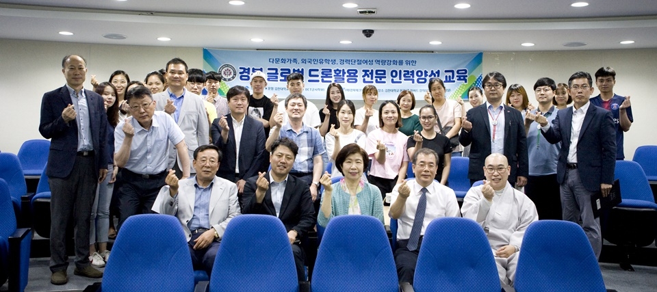 윤욕현 총장(앞줄 가운데)이 입학식 후 입학생 및 내빈, 관계자들과 기념촬영을 했다.