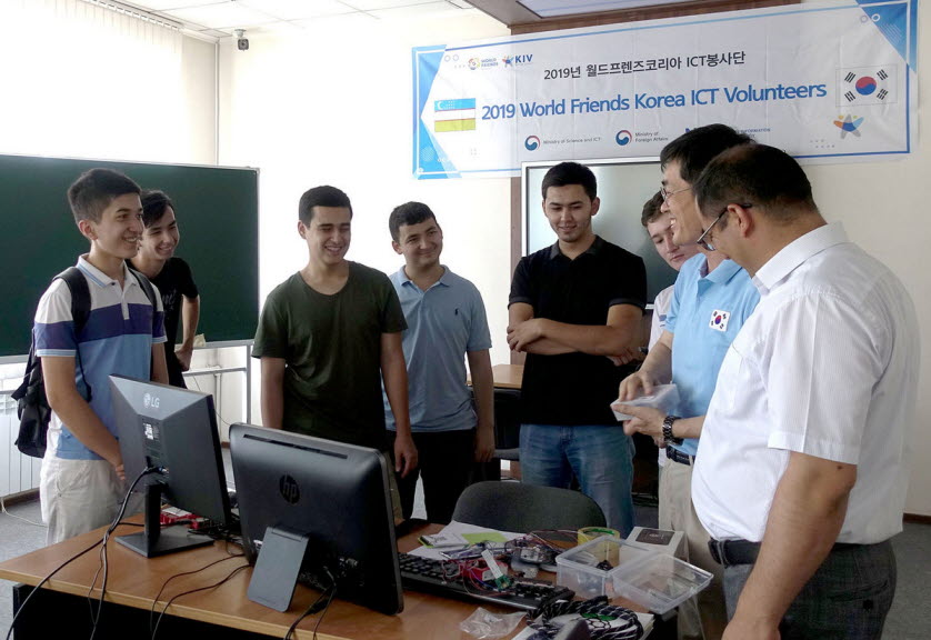 충청대학교 봉사단 IT-Arirang팀이 우즈베키스탄에서 한 달간 IT 봉사활동을 하고 있다.