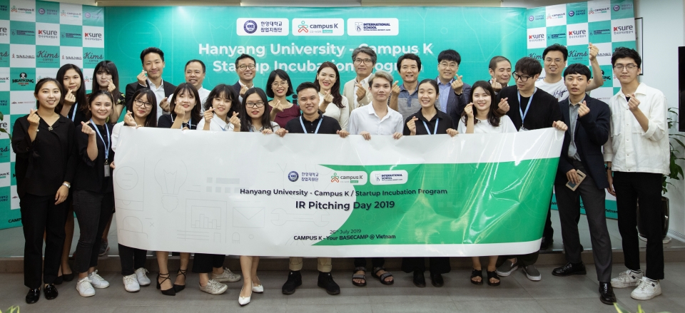 한양대가 베트남 하노이에서 글로벌 창업인턴십 프로그램을 마치고 기념촬영을 했다.