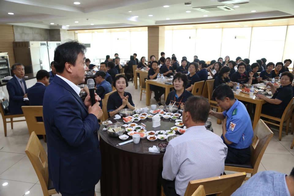 윤성이 총장이 22일 중복을 맞아 교직원들을 격려하기 위해 삼계탕을 나누며 소통의 시간을 가졌다.