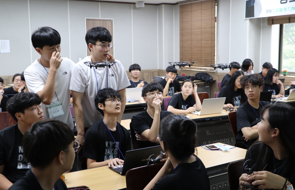 전북대가 호남지역 중·고교생을 대상으로 창의기술아카데미를 개최했다.