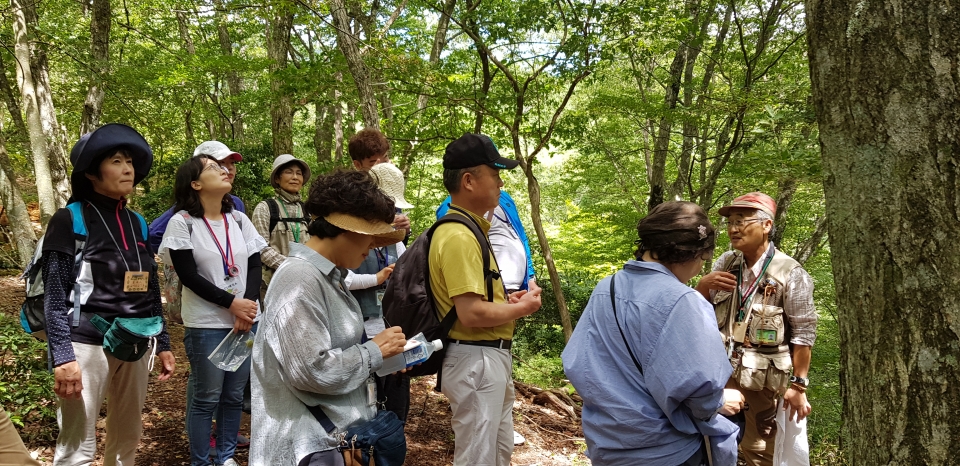 산림비즈니스학과 대학원생들이 일본 시가현 산림공원에서 해외 현장교육을 진행하고 있다.