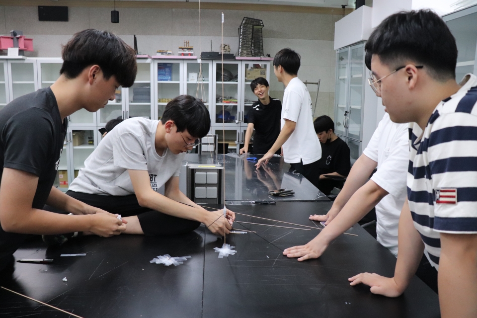 서석고등학교 학생들이 조선이공대학교를 방문해 진로체험을 하고 있다.