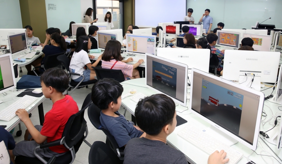 가천대가 개최한 ‘미래 과학인재 양성을 위한 창의융합 SW교실’ 에 참가한 학생들이 블록코딩을 하며 소프트웨어를 체험하고 있다.
